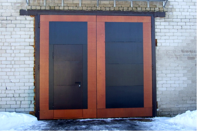 Garažo vartai METALIKA: Varstomi plieniniai garažo vartai pagal kliento pageidavimus