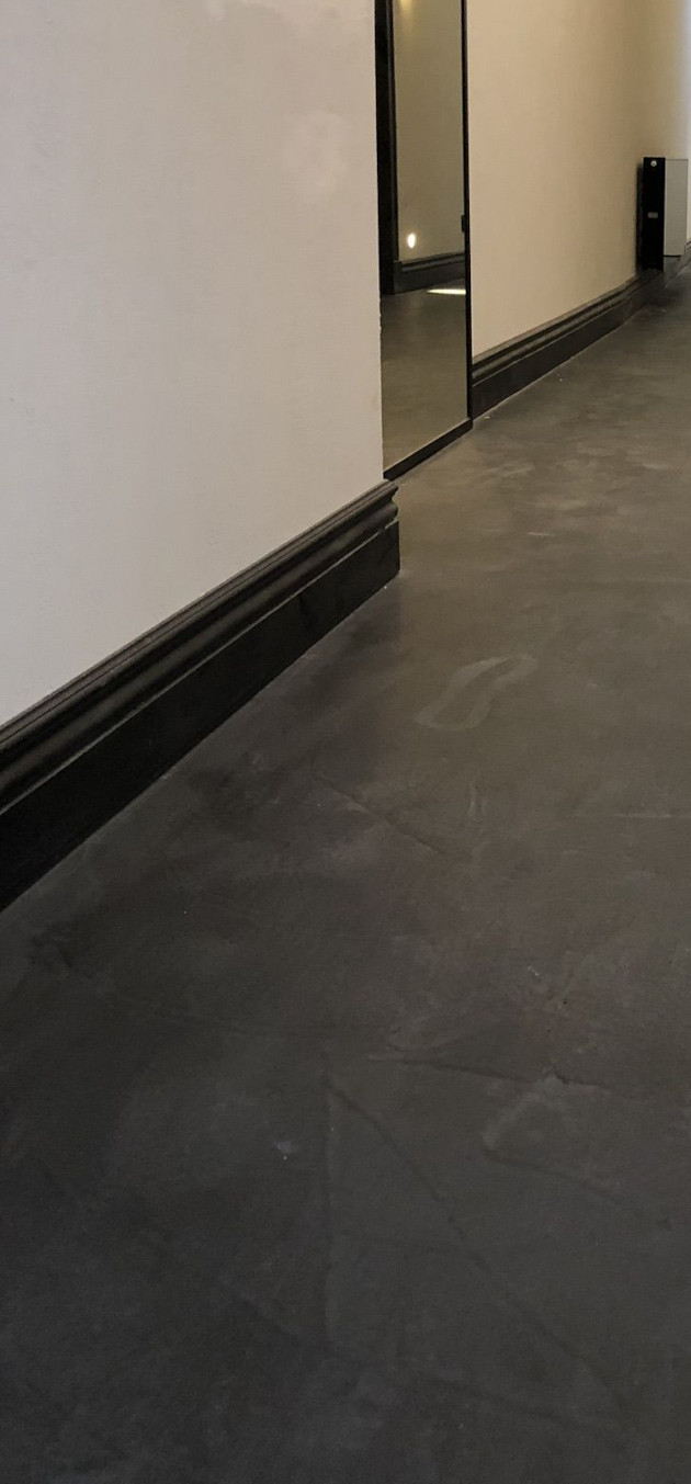 Dekoratyvinio betono grindys puošia rekonstruotų Pacų rūmų interjerą