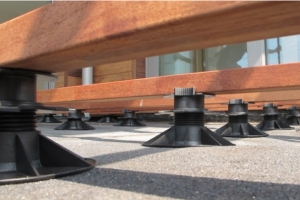 Reguliuojamos atramos terasoms – pjedestalai SOLIDOR – šiuolaikiški montavimo sprendimai